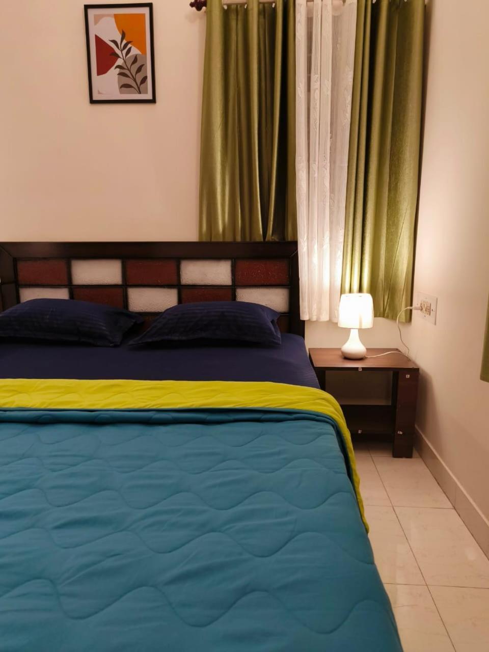 Homestayz Crown Bangalore Phòng bức ảnh